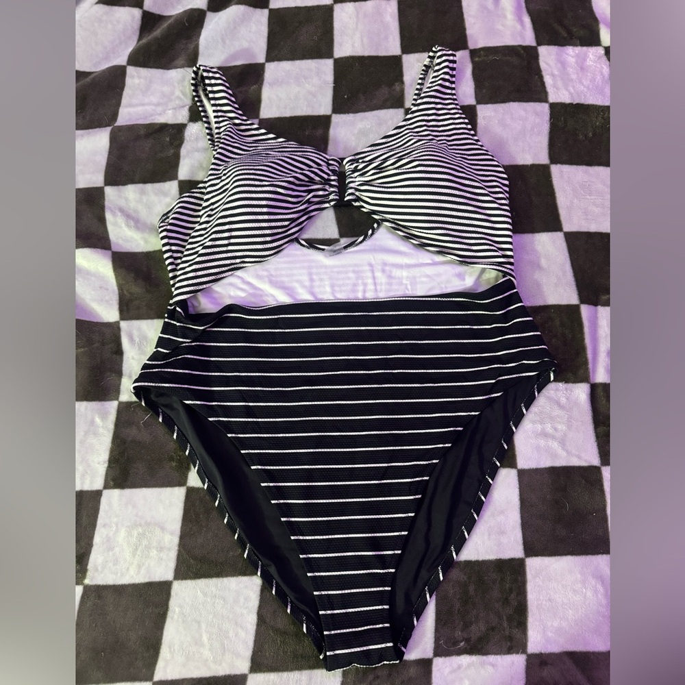 Old Navy Women’s Cutout One Piece Swimsuit